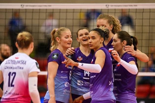 CEV CL Allianz MTV Stuttgart - KS DevelopRes Rzeszów 06.02.2025 CEV, ChampionsLeague,, Volleyball, Damen, Saison 2024 25, Allianz MTV Stuttgart (in Blau), gegen KS DevelopRes Rzeszów (Polen, in weiß-lila), Sabrina De Jesus Machado, vorne, mit Team, Copyright: xBEAUTIFULxSPORTS TomxBlochx