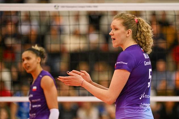 CEV CL Allianz MTV Stuttgart - KS DevelopRes Rzeszów 06.02.2025 CEV, ChampionsLeague,, Volleyball, Damen, Saison 2024 25, Allianz MTV Stuttgart (in Blau), gegen KS DevelopRes Rzeszów (Polen, in weiß-lila), Sabrina De Jesus Machado, links, Agnieszka Korneluk rechts, Copyright: xBEAUTIFULxSPORTS TomxBlochx
