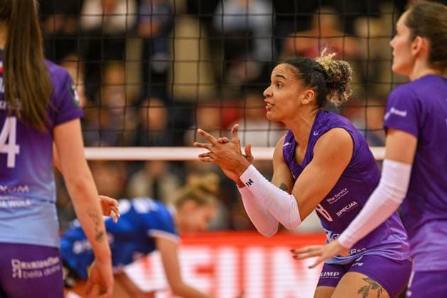 CEV CL Allianz MTV Stuttgart - KS DevelopRes Rzeszów 06.02.2025 CEV, ChampionsLeague,, Volleyball, Damen, Saison 2024 25, Allianz MTV Stuttgart (in Blau), gegen KS DevelopRes Rzeszów (Polen, in weiß-lila), Sabrina De Jesus Machado, Copyright: xBEAUTIFULxSPORTS TomxBlochx