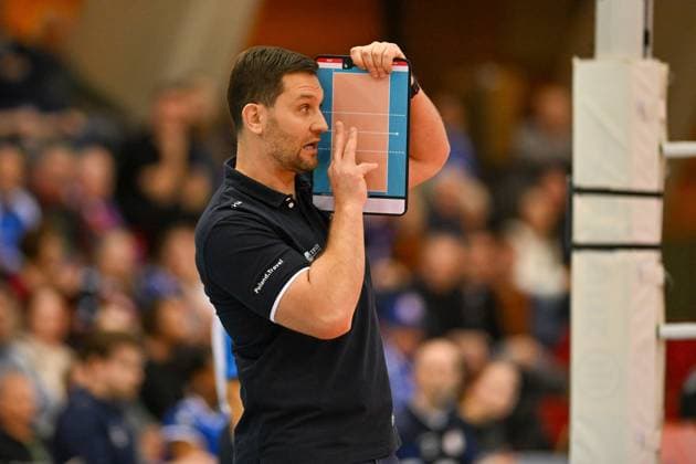 CEV CL Allianz MTV Stuttgart - KS DevelopRes Rzeszów 06.02.2025 CEV, ChampionsLeague,, Volleyball, Damen, Saison 2024 25, Allianz MTV Stuttgart (in Blau), gegen KS DevelopRes Rzeszów (Polen, in weiß-lila), Trainer Michal Masek, Rzeszow, Copyright: xBEAUTIFULxSPORTS TomxBlochx