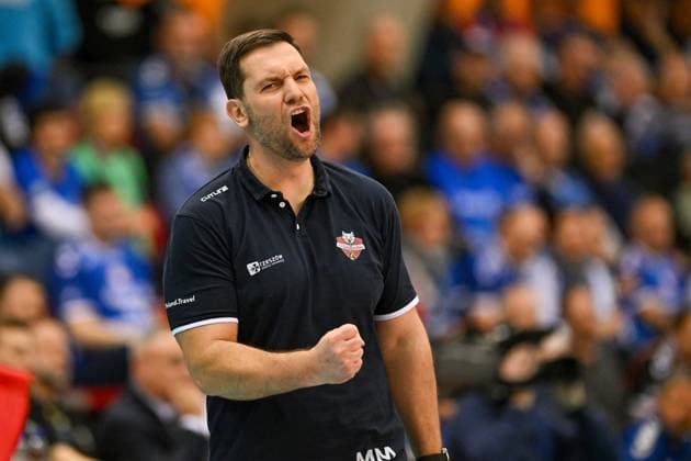 CEV CL Allianz MTV Stuttgart - KS DevelopRes Rzeszów 06.02.2025 CEV, ChampionsLeague,, Volleyball, Damen, Saison 2024 25, Allianz MTV Stuttgart (in Blau), gegen KS DevelopRes Rzeszów (Polen, in weiß-lila), Trainer Michal Masek, Rzeszow, Copyright: xBEAUTIFULxSPORTS TomxBlochx