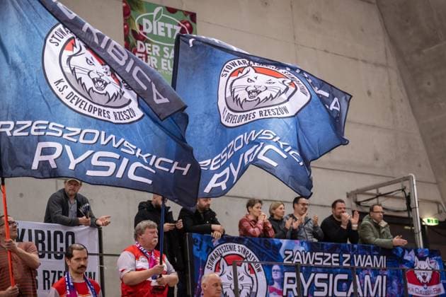 Polnische Fans mit Fahnen GER, Allianz MTV Stuttgart vs. KS DevelopRes Rzeszow, Volleyball, CEV Volleyball Champions League, Volleyball CL, VCL, Finalrunde, Achtelfinale, Spielzeit 2024 2025, 06.02.2025 GER, Allianz MTV Stuttgart vs. KS DevelopRes Rzeszow, Volleyball, CEV Volleyball Champions League, Volleyball CL, VCL, Finalrunde, Achtelfinale, Spielzeit 2024 2025, 06.02.2025 Stuttgart Copyright: xSandyxDinkelackerx EP_SDR