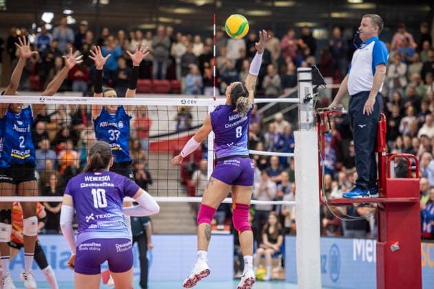 Sabrina De Jesus Machado (KS DevelopRes Rzeszow, 08) vs. Stutgarter Block aus Breland Morrissette (Allianz MTV Stuttgart, 02) und Maria Segura Pallares (Allianz MTV Stuttgart, 33) GER, Allianz MTV Stuttgart vs. KS DevelopRes Rzeszow, Volleyball, CEV Volleyball Champions League, Volleyball CL, VCL, Finalrunde, Achtelfinale, Spielzeit 2024 2025, 06.02.2025 GER, Allianz MTV Stuttgart vs. KS DevelopRes Rzeszow, Volleyball, CEV Volleyball Champions League, Volleyball CL, VCL, Finalrunde, Achtelfinale, Spielzeit 2024 2025, 06.02.2025 Stuttgart Copyright: xSandyxDinkelackerx EP_SDR