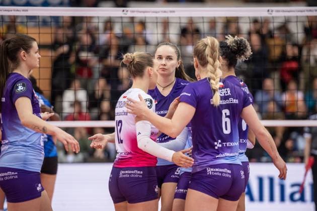Kritische Blicke im polnischen Team GER, Allianz MTV Stuttgart vs. KS DevelopRes Rzeszow, Volleyball, CEV Volleyball Champions League, Volleyball CL, VCL, Finalrunde, Achtelfinale, Spielzeit 2024 2025, 06.02.2025 GER, Allianz MTV Stuttgart vs. KS DevelopRes Rzeszow, Volleyball, CEV Volleyball Champions League, Volleyball CL, VCL, Finalrunde, Achtelfinale, Spielzeit 2024 2025, 06.02.2025 Stuttgart Copyright: xSandyxDinkelackerx EP_SDR