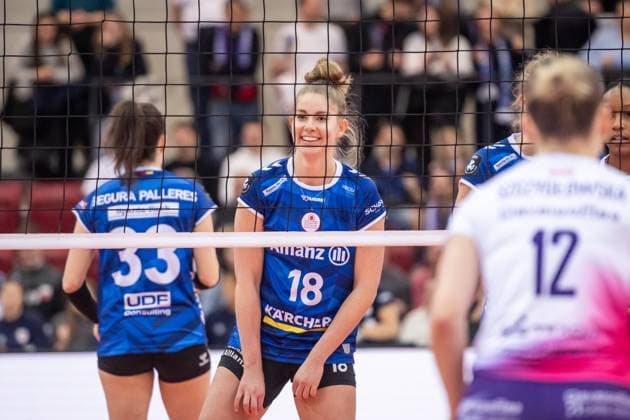 Pia Kaestner (Allianz MTV Stuttgart, 18) am Netz - Freude, Laecheln GER, Allianz MTV Stuttgart vs. KS DevelopRes Rzeszow, Volleyball, CEV Volleyball Champions League, Volleyball CL, VCL, Finalrunde, Achtelfinale, Spielzeit 2024 2025, 06.02.2025 GER, Allianz MTV Stuttgart vs. KS DevelopRes Rzeszow, Volleyball, CEV Volleyball Champions League, Volleyball CL, VCL, Finalrunde, Achtelfinale, Spielzeit 2024 2025, 06.02.2025 Stuttgart Copyright: xSandyxDinkelackerx EP_SDR