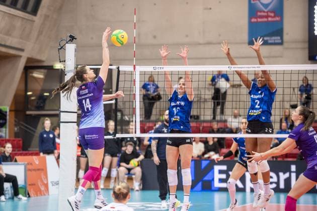Monika Fedusio (KS DevelopRes Rzeszow, 14) vs. Pia Kaestner (Allianz MTV Stuttgart, 18) und Breland Morrissette (Allianz MTV Stuttgart, 02) GER, Allianz MTV Stuttgart vs. KS DevelopRes Rzeszow, Volleyball, CEV Volleyball Champions League, Volleyball CL, VCL, Finalrunde, Achtelfinale, Spielzeit 2024 2025, 06.02.2025 GER, Allianz MTV Stuttgart vs. KS DevelopRes Rzeszow, Volleyball, CEV Volleyball Champions League, Volleyball CL, VCL, Finalrunde, Achtelfinale, Spielzeit 2024 2025, 06.02.2025 Stuttgart Copyright: xSandyxDinkelackerx EP_SDR
