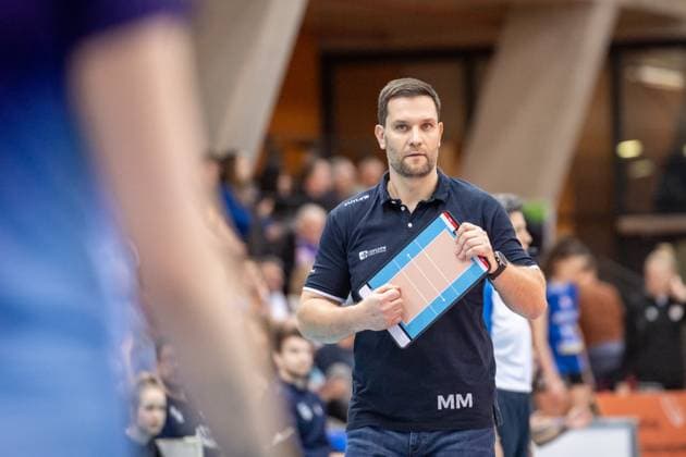Michal Masek (KS DevelopRes Rzeszow, Head Coach), Handzeichen, Taktikanweisung GER, Allianz MTV Stuttgart vs. KS DevelopRes Rzeszow, Volleyball, CEV Volleyball Champions League, Volleyball CL, VCL, Finalrunde, Achtelfinale, Spielzeit 2024 2025, 06.02.2025 GER, Allianz MTV Stuttgart vs. KS DevelopRes Rzeszow, Volleyball, CEV Volleyball Champions League, Volleyball CL, VCL, Finalrunde, Achtelfinale, Spielzeit 2024 2025, 06.02.2025 Stuttgart Copyright: xSandyxDinkelackerx EP_SDR