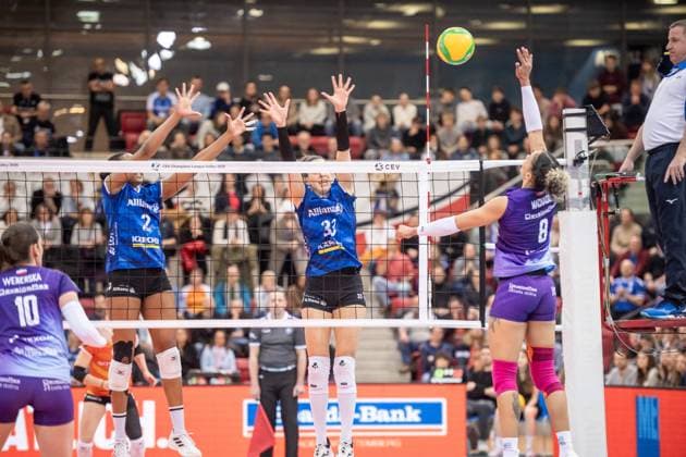 Sabrina De Jesus Machado (KS DevelopRes Rzeszow, 08) vs. Breland Morrissette (Allianz MTV Stuttgart, 02) und Maria Segura Pallares (Allianz MTV Stuttgart, 33) GER, Allianz MTV Stuttgart vs. KS DevelopRes Rzeszow, Volleyball, CEV Volleyball Champions League, Volleyball CL, VCL, Finalrunde, Achtelfinale, Spielzeit 2024 2025, 06.02.2025 GER, Allianz MTV Stuttgart vs. KS DevelopRes Rzeszow, Volleyball, CEV Volleyball Champions League, Volleyball CL, VCL, Finalrunde, Achtelfinale, Spielzeit 2024 2025, 06.02.2025 Stuttgart Copyright: xSandyxDinkelackerx EP_SDR