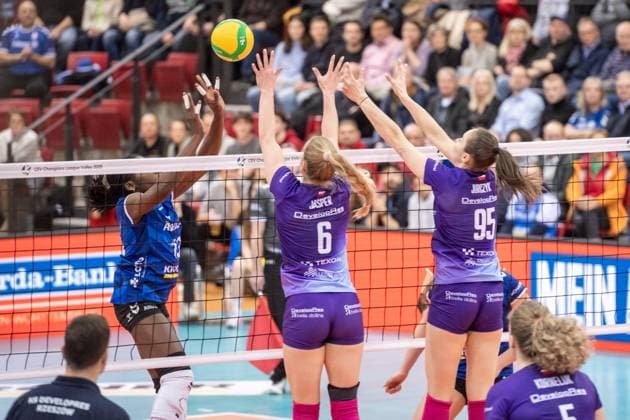 Krystal Rivers (Allianz MTV Stuttgart, 13) vs. Marrit Jasper (KS DevelopRes Rzeszow, 06) und Magdalena Jurczyk (KS DevelopRes Rzeszow, 95) GER, Allianz MTV Stuttgart vs. KS DevelopRes Rzeszow, Volleyball, CEV Volleyball Champions League, Volleyball CL, VCL, Finalrunde, Achtelfinale, Spielzeit 2024 2025, 06.02.2025 GER, Allianz MTV Stuttgart vs. KS DevelopRes Rzeszow, Volleyball, CEV Volleyball Champions League, Volleyball CL, VCL, Finalrunde, Achtelfinale, Spielzeit 2024 2025, 06.02.2025 Stuttgart Copyright: xSandyxDinkelackerx EP_SDR