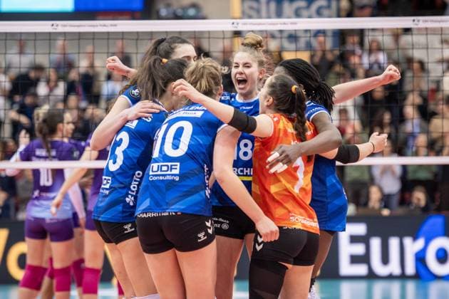 Pia Kaestner (Allianz MTV Stuttgart, 18) mit Team - Jubel, Freude, Freudenschrei GER, Allianz MTV Stuttgart vs. KS DevelopRes Rzeszow, Volleyball, CEV Volleyball Champions League, Volleyball CL, VCL, Finalrunde, Achtelfinale, Spielzeit 2024 2025, 06.02.2025 GER, Allianz MTV Stuttgart vs. KS DevelopRes Rzeszow, Volleyball, CEV Volleyball Champions League, Volleyball CL, VCL, Finalrunde, Achtelfinale, Spielzeit 2024 2025, 06.02.2025 Stuttgart Copyright: xSandyxDinkelackerx EP_SDR