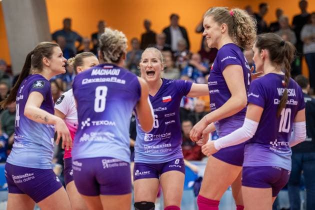 Marrit Jasper (KS DevelopRes Rzeszow, 06) - Jubel, Freude mit Team im ersten Satz GER, Allianz MTV Stuttgart vs. KS DevelopRes Rzeszow, Volleyball, CEV Volleyball Champions League, Volleyball CL, VCL, Finalrunde, Achtelfinale, Spielzeit 2024 2025, 06.02.2025 GER, Allianz MTV Stuttgart vs. KS DevelopRes Rzeszow, Volleyball, CEV Volleyball Champions League, Volleyball CL, VCL, Finalrunde, Achtelfinale, Spielzeit 2024 2025, 06.02.2025 Stuttgart Copyright: xSandyxDinkelackerx EP_SDR