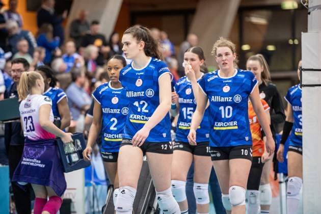 Enttaeuschtes Team des MTV Stuttgart - vorn Lucia Varela Gomez (Allianz MTV Stuttgart, 12) GER, Allianz MTV Stuttgart vs. KS DevelopRes Rzeszow, Volleyball, CEV Volleyball Champions League, Volleyball CL, VCL, Finalrunde, Achtelfinale, Spielzeit 2024 2025, 06.02.2025 GER, Allianz MTV Stuttgart vs. KS DevelopRes Rzeszow, Volleyball, CEV Volleyball Champions League, Volleyball CL, VCL, Finalrunde, Achtelfinale, Spielzeit 2024 2025, 06.02.2025 Stuttgart Copyright: xSandyxDinkelackerx EP_SDR