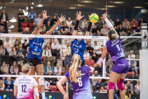 Sabrina De Jesus Machado (KS DevelopRes Rzeszow, 08) vs. Breland Morrissette (Allianz MTV Stuttgart, 02) und Maria Segura Pallares (Allianz MTV Stuttgart, 33) GER, Allianz MTV Stuttgart vs. KS DevelopRes Rzeszow, Volleyball, CEV Volleyball Champions League, Volleyball CL, VCL, Finalrunde, Achtelfinale, Spielzeit 2024 2025, 06.02.2025 GER, Allianz MTV Stuttgart vs. KS DevelopRes Rzeszow, Volleyball, CEV Volleyball Champions League, Volleyball CL, VCL, Finalrunde, Achtelfinale, Spielzeit 2024 2025, 06.02.2025 Stuttgart Copyright: xSandyxDinkelackerx EP_SDR