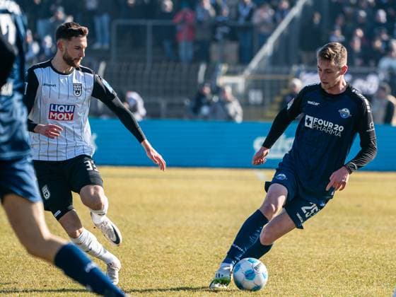 Raphael Obermair (SC Paderborn 07, 23) gegen Felix Higl (SSV Ulm 1846, 33), GER, SSV Ulm 1846 vs. SC Paderborn 07, Fussball, 2. Bundesliga, Spielzeit 2024 2025, 08.02.2025, DFB DFL regulations prohibit any use of photographs as image sequences and or quasi-video. GER, SSV Ulm 1846 vs. SC Paderborn 07, Fussball, 2. Bundesliga, Spielzeit 2024 2025, 08.02.2025 Ulm