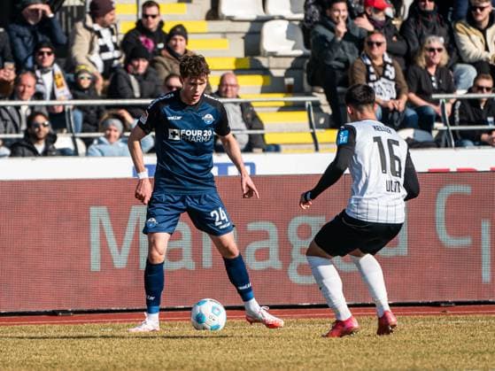 Casper Terho (SC Paderborn 07, 24) im Zweikampf mit Aaron Keller (SSV Ulm 1846, 16), GER, SSV Ulm 1846 vs. SC Paderborn 07, Fussball, 2. Bundesliga, Spielzeit 2024 2025, 08.02.2025, DFB DFL regulations prohibit any use of photographs as image sequences and or quasi-video. GER, SSV Ulm 1846 vs. SC Paderborn 07, Fussball, 2. Bundesliga, Spielzeit 2024 2025, 08.02.2025 Ulm