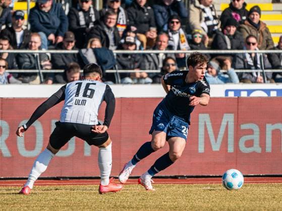 Casper Terho (SC Paderborn 07, 24) im Zweikampf mit Aaron Keller (SSV Ulm 1846, 16), GER, SSV Ulm 1846 vs. SC Paderborn 07, Fussball, 2. Bundesliga, Spielzeit 2024 2025, 08.02.2025, DFB DFL regulations prohibit any use of photographs as image sequences and or quasi-video. GER, SSV Ulm 1846 vs. SC Paderborn 07, Fussball, 2. Bundesliga, Spielzeit 2024 2025, 08.02.2025 Ulm