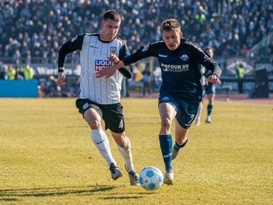 Filip Bilbija (SC Paderborn 07, 07) im Zweikampf mit Tom Gaal (SSV Ulm 1846, 04), GER, SSV Ulm 1846 vs. SC Paderborn 07, Fussball, 2. Bundesliga, Spielzeit 2024 2025, 08.02.2025, DFB DFL regulations prohibit any use of photographs as image sequences and or quasi-video. GER, SSV Ulm 1846 vs. SC Paderborn 07, Fussball, 2. Bundesliga, Spielzeit 2024 2025, 08.02.2025 Ulm