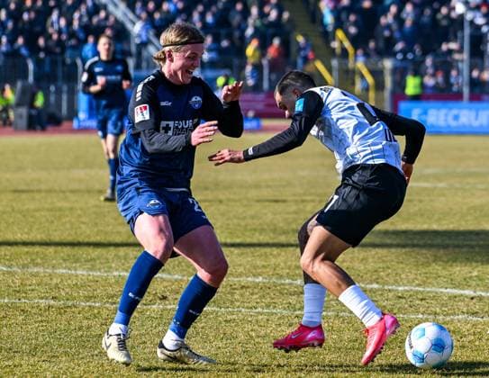 GER, 2. BL, SSV Ulm 1846 vs SC Paderborn 08.02.2025, Donaustadion, Ulm, GER, 2. BL, SSV Ulm 1846 vs SC Paderborn, im Bild Felix Götze Goetze (SC Paderborn, 20), Oliver Batista Meier (SSV Ulm, 21)