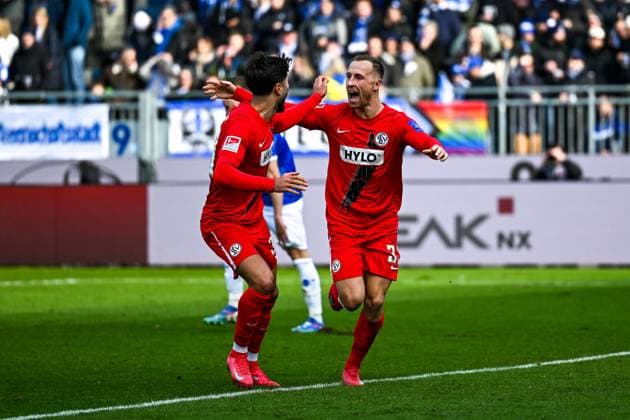 Muhammed Damar (SV 07 Elversberg, 30) und Maurice Neubauer (SV 07 Elversberg, 33) bejubeln das Tor zum 0:2, GER, SV Darmstadt 98 vs. SV Elversberg, Fussball, 2. Bundesliga, 21. Spieltag, Saison 2024 2025, 08.02.2025. DFL REGULATIONS PROHIBIT ANY USE OF PHOTOGRAPHS as IMAGE SEQUENCES and or QUASI-VIDEO. GER, SV Darmstadt 98 vs. SV Elversberg, Fussball, 2. Bundesliga, 21. Spieltag, Saison 2024 2025, 08.02.2025. Darmstadt
