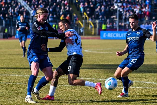 GER, 2. BL, SSV Ulm 1846 vs SC Paderborn 08.02.2025, Donaustadion, Ulm, GER, 2. BL, SSV Ulm 1846 vs SC Paderborn, im Bild Felix Götze Goetze (SC Paderborn, 20), Oliver Batista Meier (SSV Ulm, 21), Marcel Hoffmeier (SC Paderborn, 33)