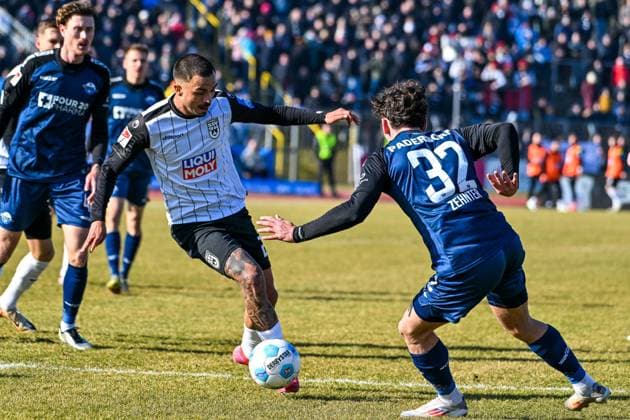GER, 2. BL, SSV Ulm 1846 vs SC Paderborn 08.02.2025, Donaustadion, Ulm, GER, 2. BL, SSV Ulm 1846 vs SC Paderborn, im Bild Oliver Batista Meier (SSV Ulm, 21), Aaron Zehnter (SC Paderborn, 32)