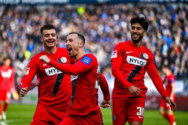 Maurice Neubauer (SV 07 Elversberg, 33) und Team bejubeln das Tor zum 0:2, GER, SV Darmstadt 98 vs. SV Elversberg, Fussball, 2. Bundesliga, 21. Spieltag, Saison 2024 2025, 08.02.2025. DFL REGULATIONS PROHIBIT ANY USE OF PHOTOGRAPHS as IMAGE SEQUENCES and or QUASI-VIDEO. GER, SV Darmstadt 98 vs. SV Elversberg, Fussball, 2. Bundesliga, 21. Spieltag, Saison 2024 2025, 08.02.2025. Darmstadt