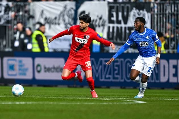 Muhammed Damar (SV 07 Elversberg, 30) im Zweikampf mit Merveille Papela (SV Darmstadt 98, 21), GER, SV Darmstadt 98 vs. SV Elversberg, Fussball, 2. Bundesliga, 21. Spieltag, Saison 2024 2025, 08.02.2025. DFL REGULATIONS PROHIBIT ANY USE OF PHOTOGRAPHS as IMAGE SEQUENCES and or QUASI-VIDEO. GER, SV Darmstadt 98 vs. SV Elversberg, Fussball, 2. Bundesliga, 21. Spieltag, Saison 2024 2025, 08.02.2025. Darmstadt