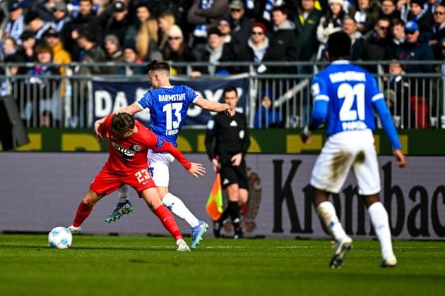 Carlo Sickinger (SV 07 Elversberg, 23) im Zweikampf mit Marco Thiede (SV Darmstadt 98, 13), GER, SV Darmstadt 98 vs. SV Elversberg, Fussball, 2. Bundesliga, 21. Spieltag, Saison 2024 2025, 08.02.2025. DFL REGULATIONS PROHIBIT ANY USE OF PHOTOGRAPHS as IMAGE SEQUENCES and or QUASI-VIDEO. GER, SV Darmstadt 98 vs. SV Elversberg, Fussball, 2. Bundesliga, 21. Spieltag, Saison 2024 2025, 08.02.2025. Darmstadt