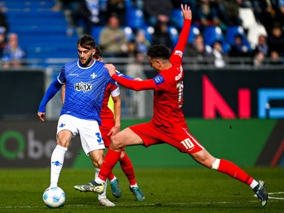 Killian Corredor (SV Darmstadt 98, 34) im Zweikampf mit Fisnik Asllani (SV 07 Elversberg, 10), GER, SV Darmstadt 98 vs. SV Elversberg, Fussball, 2. Bundesliga, 21. Spieltag, Saison 2024 2025, 08.02.2025. DFL REGULATIONS PROHIBIT ANY USE OF PHOTOGRAPHS as IMAGE SEQUENCES and or QUASI-VIDEO. GER, SV Darmstadt 98 vs. SV Elversberg, Fussball, 2. Bundesliga, 21. Spieltag, Saison 2024 2025, 08.02.2025. Darmstadt