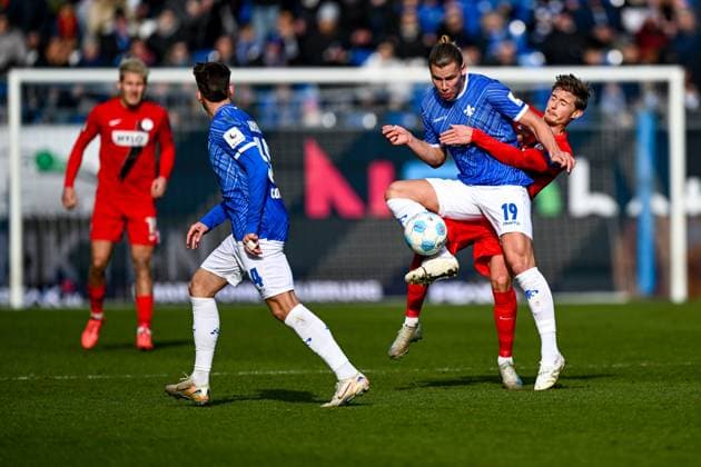 Fynn Lakenmacher (SV Darmstadt 98, 19) im Zweikampf mit Carlo Sickinger (SV 07 Elversberg, 23), GER, SV Darmstadt 98 vs. SV Elversberg, Fussball, 2. Bundesliga, 21. Spieltag, Saison 2024 2025, 08.02.2025. DFL REGULATIONS PROHIBIT ANY USE OF PHOTOGRAPHS as IMAGE SEQUENCES and or QUASI-VIDEO. GER, SV Darmstadt 98 vs. SV Elversberg, Fussball, 2. Bundesliga, 21. Spieltag, Saison 2024 2025, 08.02.2025. Darmstadt