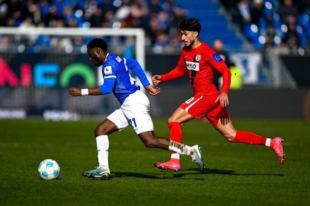 Merveille Papela (SV Darmstadt 98, 21) im Zweikampf mit Muhammed Damar (SV 07 Elversberg, 30), GER, SV Darmstadt 98 vs. SV Elversberg, Fussball, 2. Bundesliga, 21. Spieltag, Saison 2024 2025, 08.02.2025. DFL REGULATIONS PROHIBIT ANY USE OF PHOTOGRAPHS as IMAGE SEQUENCES and or QUASI-VIDEO. GER, SV Darmstadt 98 vs. SV Elversberg, Fussball, 2. Bundesliga, 21. Spieltag, Saison 2024 2025, 08.02.2025. Darmstadt