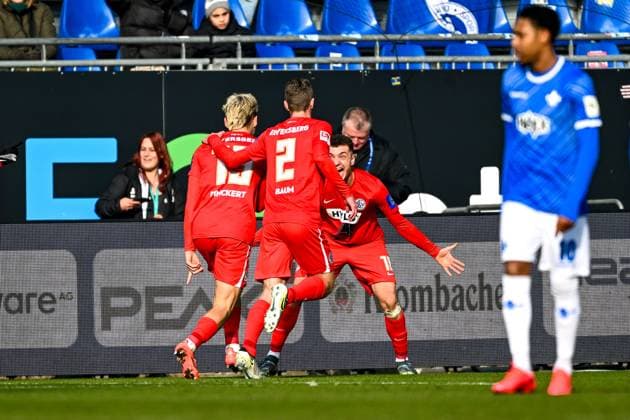 Fisnik Asllani (SV 07 Elversberg, 10) und Team bejubeln das Tor zum 0:3, GER, SV Darmstadt 98 vs. SV Elversberg, Fussball, 2. Bundesliga, 21. Spieltag, Saison 2024 2025, 08.02.2025. DFL REGULATIONS PROHIBIT ANY USE OF PHOTOGRAPHS as IMAGE SEQUENCES and or QUASI-VIDEO. GER, SV Darmstadt 98 vs. SV Elversberg, Fussball, 2. Bundesliga, 21. Spieltag, Saison 2024 2025, 08.02.2025. Darmstadt
