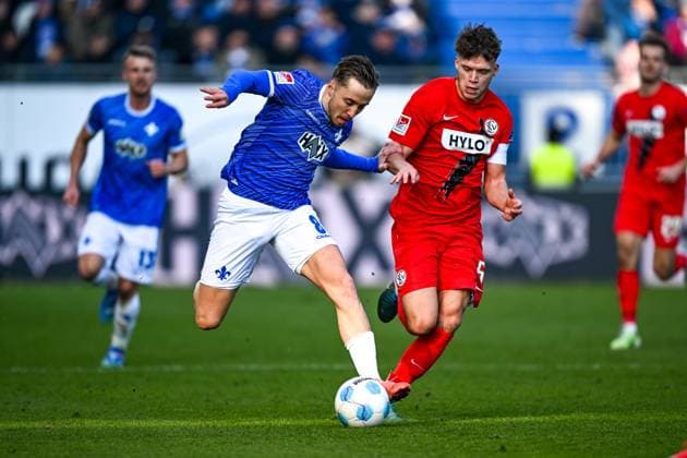 Luca Marseiler (SV Darmstadt 98, 08) im Zweikampf mit Robin Fellhauer (SV 07 Elversberg, 06), GER, SV Darmstadt 98 vs. SV Elversberg, Fussball, 2. Bundesliga, 21. Spieltag, Saison 2024 2025, 08.02.2025. DFL REGULATIONS PROHIBIT ANY USE OF PHOTOGRAPHS as IMAGE SEQUENCES and or QUASI-VIDEO. GER, SV Darmstadt 98 vs. SV Elversberg, Fussball, 2. Bundesliga, 21. Spieltag, Saison 2024 2025, 08.02.2025. Darmstadt
