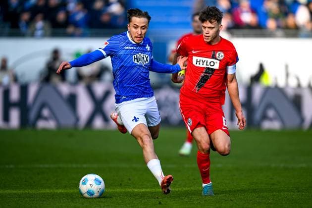 Luca Marseiler (SV Darmstadt 98, 08) im Zweikampf mit Robin Fellhauer (SV 07 Elversberg, 06), GER, SV Darmstadt 98 vs. SV Elversberg, Fussball, 2. Bundesliga, 21. Spieltag, Saison 2024 2025, 08.02.2025. DFL REGULATIONS PROHIBIT ANY USE OF PHOTOGRAPHS as IMAGE SEQUENCES and or QUASI-VIDEO. GER, SV Darmstadt 98 vs. SV Elversberg, Fussball, 2. Bundesliga, 21. Spieltag, Saison 2024 2025, 08.02.2025. Darmstadt