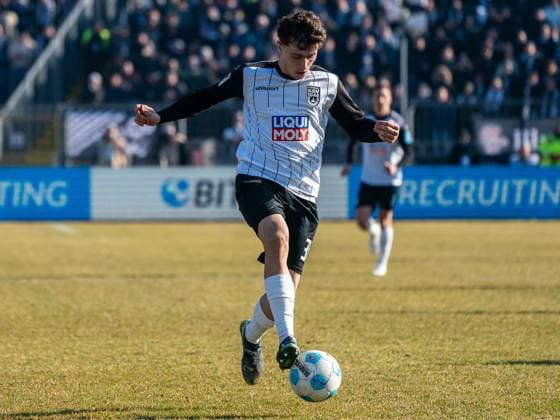 Maurice Krattenmacher (SSV Ulm 1846, 30) am Ball, GER, SSV Ulm 1846 vs. SC Paderborn 07, Fussball, 2. Bundesliga, Spielzeit 2024 2025, 08.02.2025, DFB DFL regulations prohibit any use of photographs as image sequences and or quasi-video. GER, SSV Ulm 1846 vs. SC Paderborn 07, Fussball, 2. Bundesliga, Spielzeit 2024 2025, 08.02.2025 Ulm