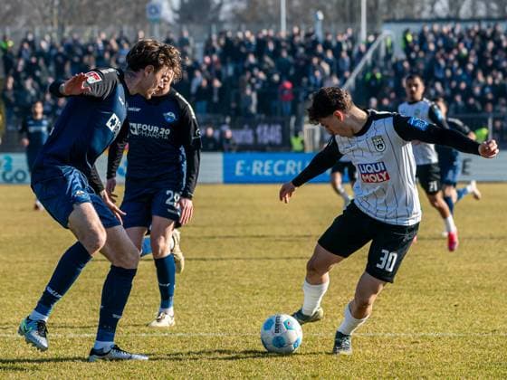 Maurice Krattenmacher (SSV Ulm 1846, 30) im Zweikampf mit Calvin Brackelmann (SC Paderborn 07, 04), GER, SSV Ulm 1846 vs. SC Paderborn 07, Fussball, 2. Bundesliga, Spielzeit 2024 2025, 08.02.2025, DFB DFL regulations prohibit any use of photographs as image sequences and or quasi-video. GER, SSV Ulm 1846 vs. SC Paderborn 07, Fussball, 2. Bundesliga, Spielzeit 2024 2025, 08.02.2025 Ulm