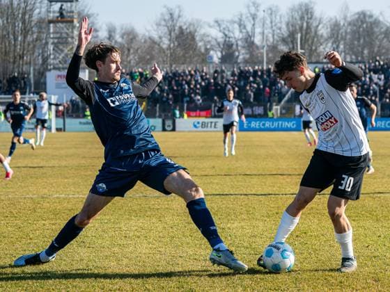 Maurice Krattenmacher (SSV Ulm 1846, 30) im Zweikampf mit Calvin Brackelmann (SC Paderborn 07, 04), GER, SSV Ulm 1846 vs. SC Paderborn 07, Fussball, 2. Bundesliga, Spielzeit 2024 2025, 08.02.2025, DFB DFL regulations prohibit any use of photographs as image sequences and or quasi-video. GER, SSV Ulm 1846 vs. SC Paderborn 07, Fussball, 2. Bundesliga, Spielzeit 2024 2025, 08.02.2025 Ulm
