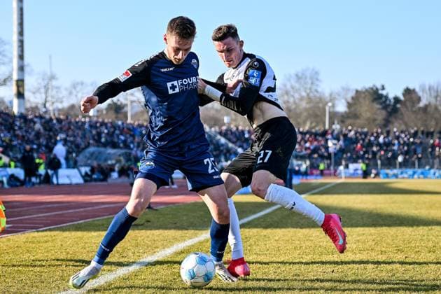 GER, 2. BL, SSV Ulm 1846 vs SC Paderborn 08.02.2025, Donaustadion, Ulm, GER, 2. BL, SSV Ulm 1846 vs SC Paderborn, im Bild Tjark Scheller (SC Paderborn, 25), Niklas Kolbe (SSV Ulm, 27), Kampf um den Ball