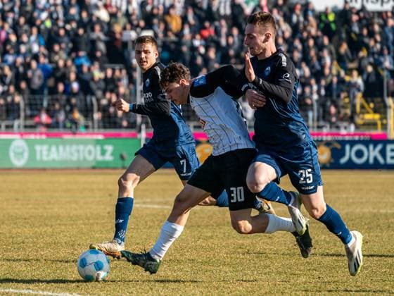 Maurice Krattenmacher (SSV Ulm 1846, 30) im Duell mit Tjark Scheller (SC Paderborn 07, 25) und Filip Bilbija (SC Paderborn 07, 07), GER, SSV Ulm 1846 vs. SC Paderborn 07, Fussball, 2. Bundesliga, Spielzeit 2024 2025, 08.02.2025, DFB DFL regulations prohibit any use of photographs as image sequences and or quasi-video. GER, SSV Ulm 1846 vs. SC Paderborn 07, Fussball, 2. Bundesliga, Spielzeit 2024 2025, 08.02.2025 Ulm Copyright: xMichaelxSchmidt Eibner-Pressefotx EP_MST
