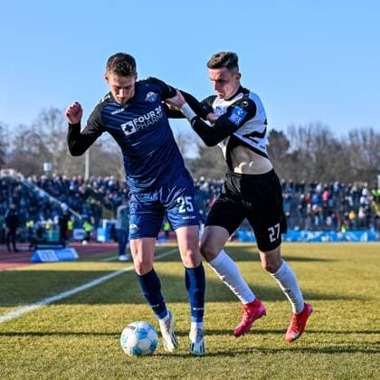 GER, 2. BL, SSV Ulm 1846 vs SC Paderborn 08.02.2025, Donaustadion, Ulm, GER, 2. BL, SSV Ulm 1846 vs SC Paderborn, im Bild Tjark Scheller (SC Paderborn, 25), Niklas Kolbe (SSV Ulm, 27), Kampf um den Ball