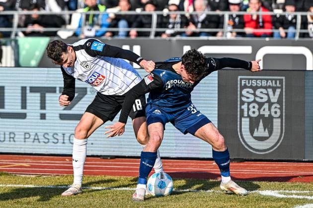 GER, 2. BL, SSV Ulm 1846 vs SC Paderborn 08.02.2025, Donaustadion, Ulm, GER, 2. BL, SSV Ulm 1846 vs SC Paderborn, im Bild Lennart Stoll (SSV Ulm, 18), Marcel Hoffmeier (SC Paderborn, 33), Kampf um den Ball