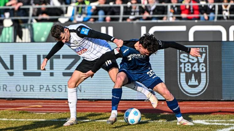 GER, 2. BL, SSV Ulm 1846 vs SC Paderborn 08.02.2025, Donaustadion, Ulm, GER, 2. BL, SSV Ulm 1846 vs SC Paderborn, im Bild Lennart Stoll (SSV Ulm, 18), Marcel Hoffmeier (SC Paderborn, 33), Kampf um den Ball