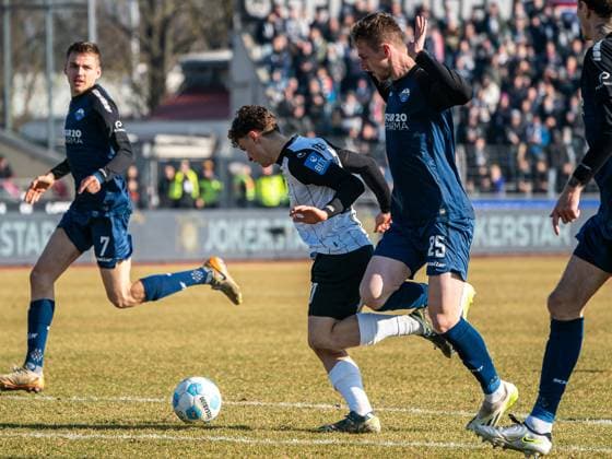 Maurice Krattenmacher (SSV Ulm 1846, 30) im Zweikampf mit Tjark Scheller (SC Paderborn 07, 25), GER, SSV Ulm 1846 vs. SC Paderborn 07, Fussball, 2. Bundesliga, Spielzeit 2024 2025, 08.02.2025, DFB DFL regulations prohibit any use of photographs as image sequences and or quasi-video. GER, SSV Ulm 1846 vs. SC Paderborn 07, Fussball, 2. Bundesliga, Spielzeit 2024 2025, 08.02.2025 Ulm Copyright: xMichaelxSchmidt Eibner-Pressefotx EP_MST