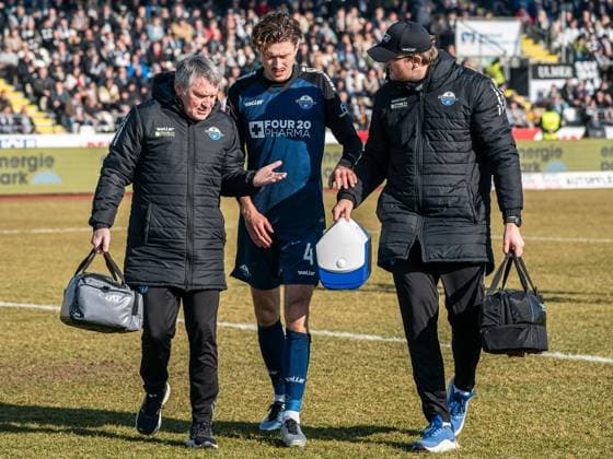 Calvin Brackelmann (SC Paderborn 07, 04) muss am Spielfeldrand behandelt werden, GER, SSV Ulm 1846 vs. SC Paderborn 07, Fussball, 2. Bundesliga, Spielzeit 2024 2025, 08.02.2025, DFB DFL regulations prohibit any use of photographs as image sequences and or quasi-video. GER, SSV Ulm 1846 vs. SC Paderborn 07, Fussball, 2. Bundesliga, Spielzeit 2024 2025, 08.02.2025 Ulm