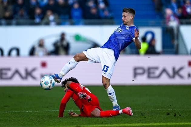 Sport Bilder des Tages Marco Thiede (SV Darmstadt 98, 13) im Zweikampf mit Muhammed Damar (SV 07 Elversberg, 30), GER, SV Darmstadt 98 vs. SV Elversberg, Fussball, 2. Bundesliga, 21. Spieltag, Saison 2024 2025, 08.02.2025. DFL REGULATIONS PROHIBIT ANY USE OF PHOTOGRAPHS as IMAGE SEQUENCES and or QUASI-VIDEO. GER, SV Darmstadt 98 vs. SV Elversberg, Fussball, 2. Bundesliga, 21. Spieltag, Saison 2024 2025, 08.02.2025. Darmstadt