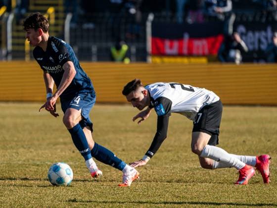 Casper Terho (SC Paderborn 07, 24) im Zweikampf mit Niklas Kolbe (SSV Ulm 1846, 27), GER, SSV Ulm 1846 vs. SC Paderborn 07, Fussball, 2. Bundesliga, Spielzeit 2024 2025, 08.02.2025, DFB DFL regulations prohibit any use of photographs as image sequences and or quasi-video. GER, SSV Ulm 1846 vs. SC Paderborn 07, Fussball, 2. Bundesliga, Spielzeit 2024 2025, 08.02.2025 Ulm