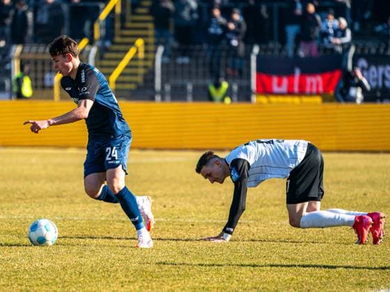 Sport Bilder des Tages Casper Terho (SC Paderborn 07, 24) im Zweikampf mit Niklas Kolbe (SSV Ulm 1846, 27), GER, SSV Ulm 1846 vs. SC Paderborn 07, Fussball, 2. Bundesliga, Spielzeit 2024 2025, 08.02.2025, DFB DFL regulations prohibit any use of photographs as image sequences and or quasi-video. GER, SSV Ulm 1846 vs. SC Paderborn 07, Fussball, 2. Bundesliga, Spielzeit 2024 2025, 08.02.2025 Ulm
