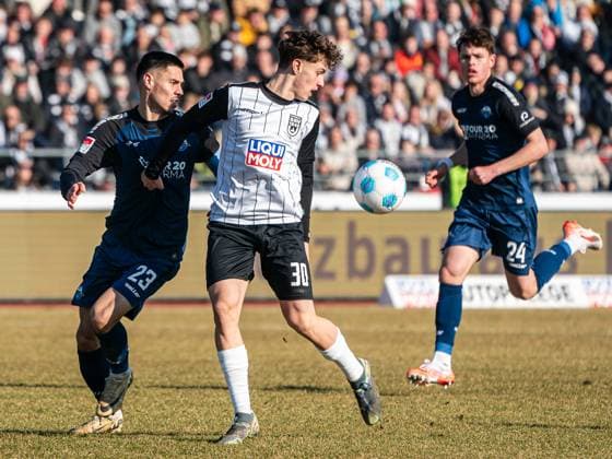 Maurice Krattenmacher (SSV Ulm 1846, 30) im Zweikampf mit Raphael Obermair (SC Paderborn 07, 23), GER, SSV Ulm 1846 vs. SC Paderborn 07, Fussball, 2. Bundesliga, Spielzeit 2024 2025, 08.02.2025, DFB DFL regulations prohibit any use of photographs as image sequences and or quasi-video. GER, SSV Ulm 1846 vs. SC Paderborn 07, Fussball, 2. Bundesliga, Spielzeit 2024 2025, 08.02.2025 Ulm
