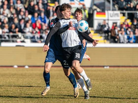 Maurice Krattenmacher (SSV Ulm 1846, 30) im Zweikampf mit Raphael Obermair (SC Paderborn 07, 23), GER, SSV Ulm 1846 vs. SC Paderborn 07, Fussball, 2. Bundesliga, Spielzeit 2024 2025, 08.02.2025, DFB DFL regulations prohibit any use of photographs as image sequences and or quasi-video. GER, SSV Ulm 1846 vs. SC Paderborn 07, Fussball, 2. Bundesliga, Spielzeit 2024 2025, 08.02.2025 Ulm