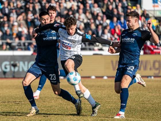 Maurice Krattenmacher (SSV Ulm 1846, 30) im Duell mit Raphael Obermair (SC Paderborn 07, 23) und Marcel Hoffmeier (SC Paderborn 07, 33), GER, SSV Ulm 1846 vs. SC Paderborn 07, Fussball, 2. Bundesliga, Spielzeit 2024 2025, 08.02.2025, DFB DFL regulations prohibit any use of photographs as image sequences and or quasi-video. GER, SSV Ulm 1846 vs. SC Paderborn 07, Fussball, 2. Bundesliga, Spielzeit 2024 2025, 08.02.2025 Ulm